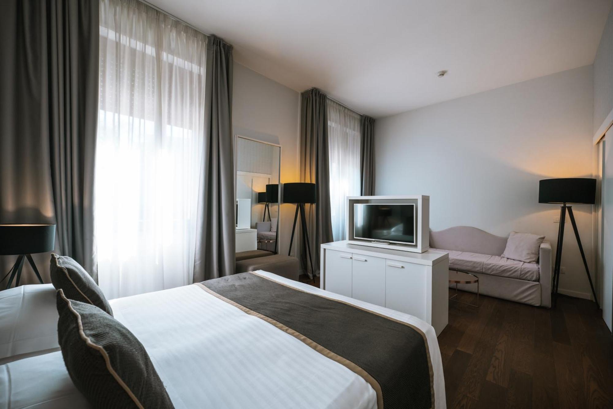 Hotel De La 4*